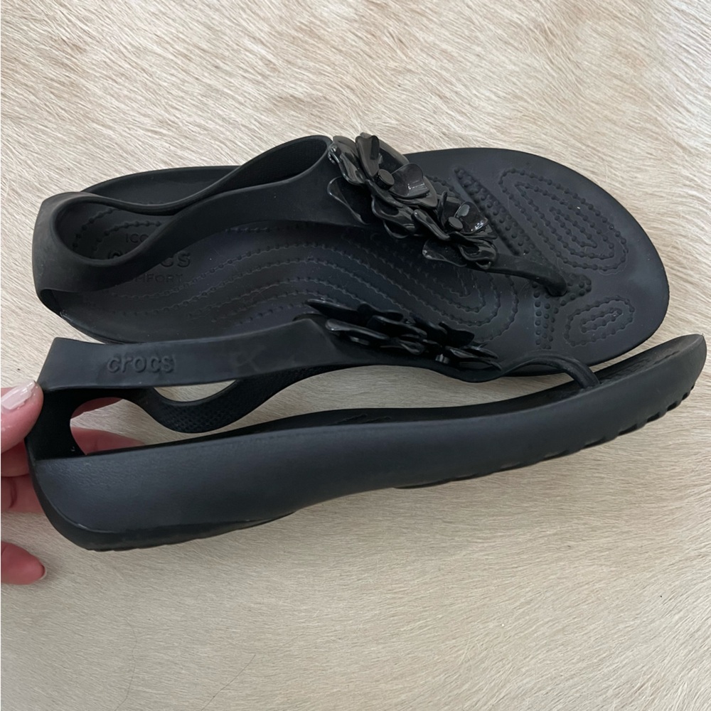 Black crocs t-strap with flower detail sz 7